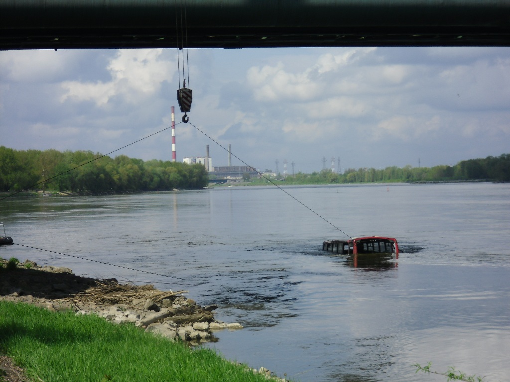 Podnoszenie angielskiego autobusu z Wisły - pierwsze podejście