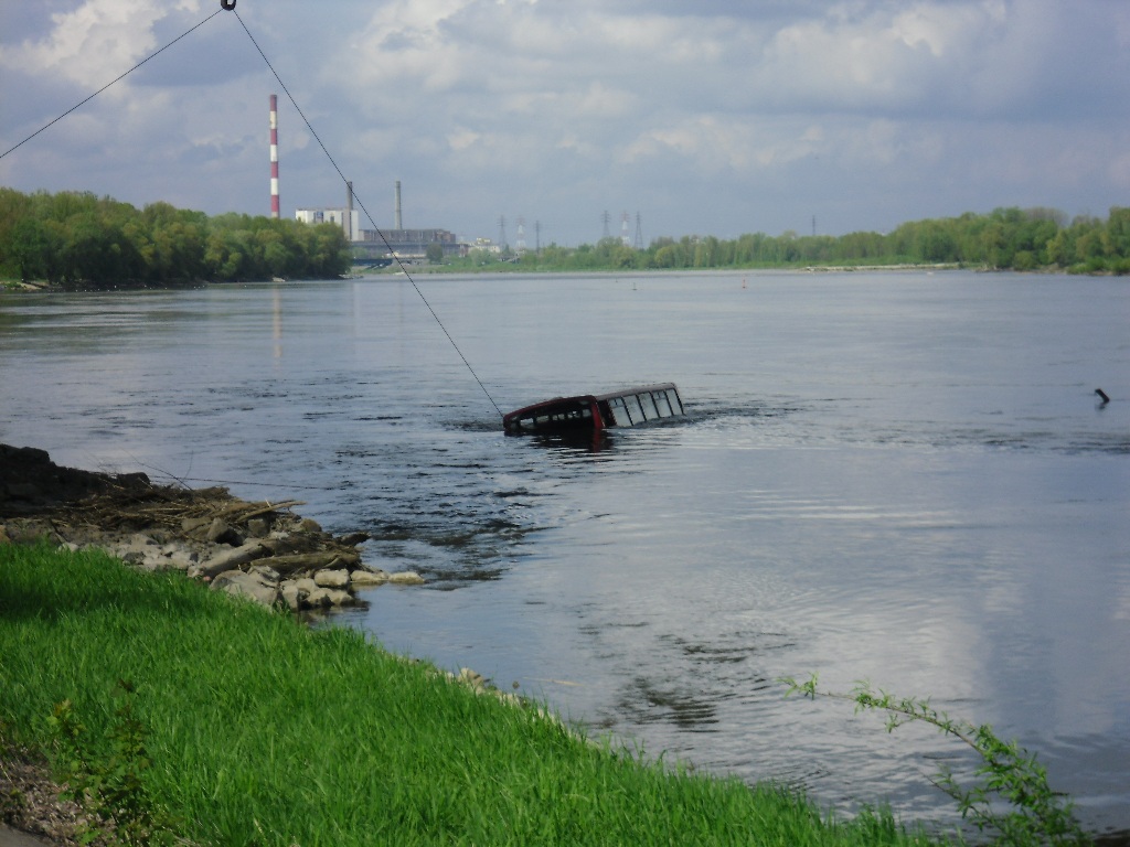 Podnoszenie angielskiego autobusu z Wisły - pierwsze podejście