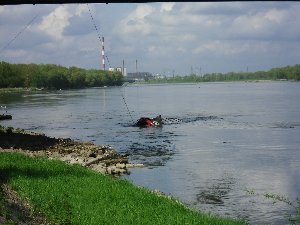 Podnoszenie angielskiego autobusu z Wisły - pierwsze podejście
