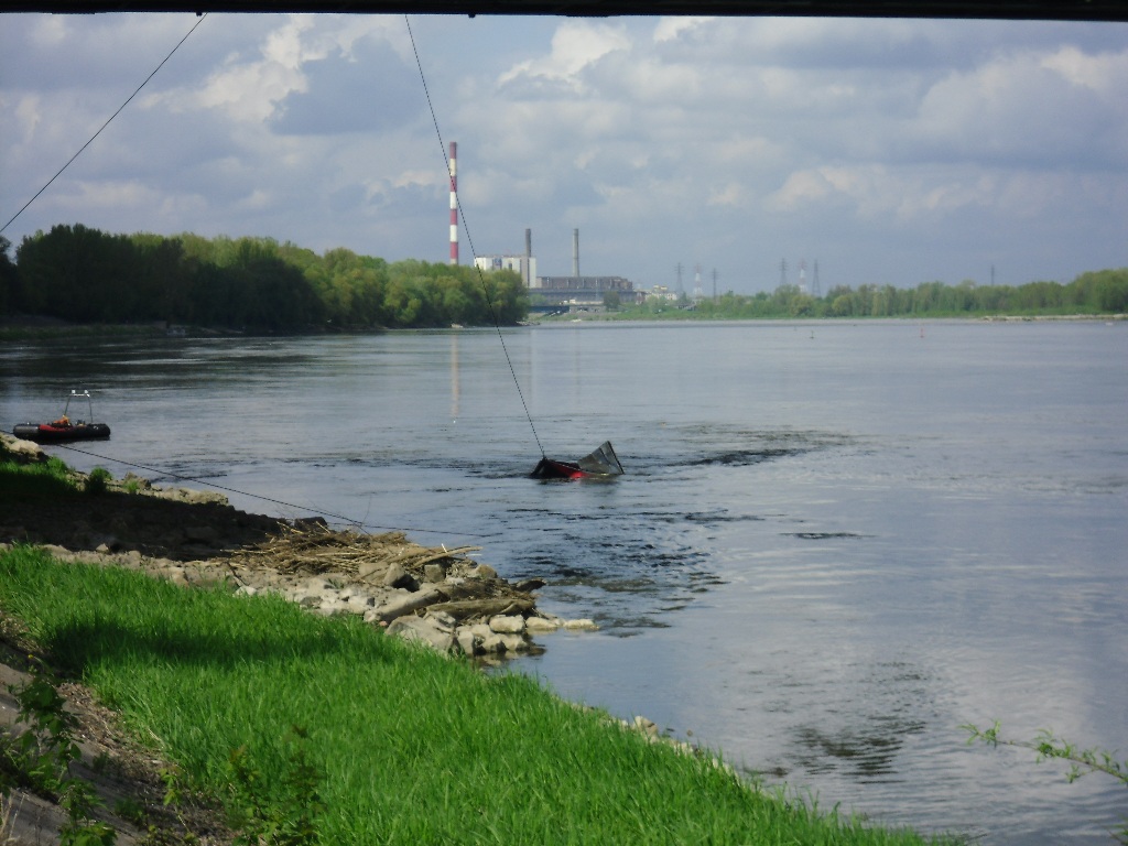 Podnoszenie angielskiego autobusu z Wisły - pierwsze podejście