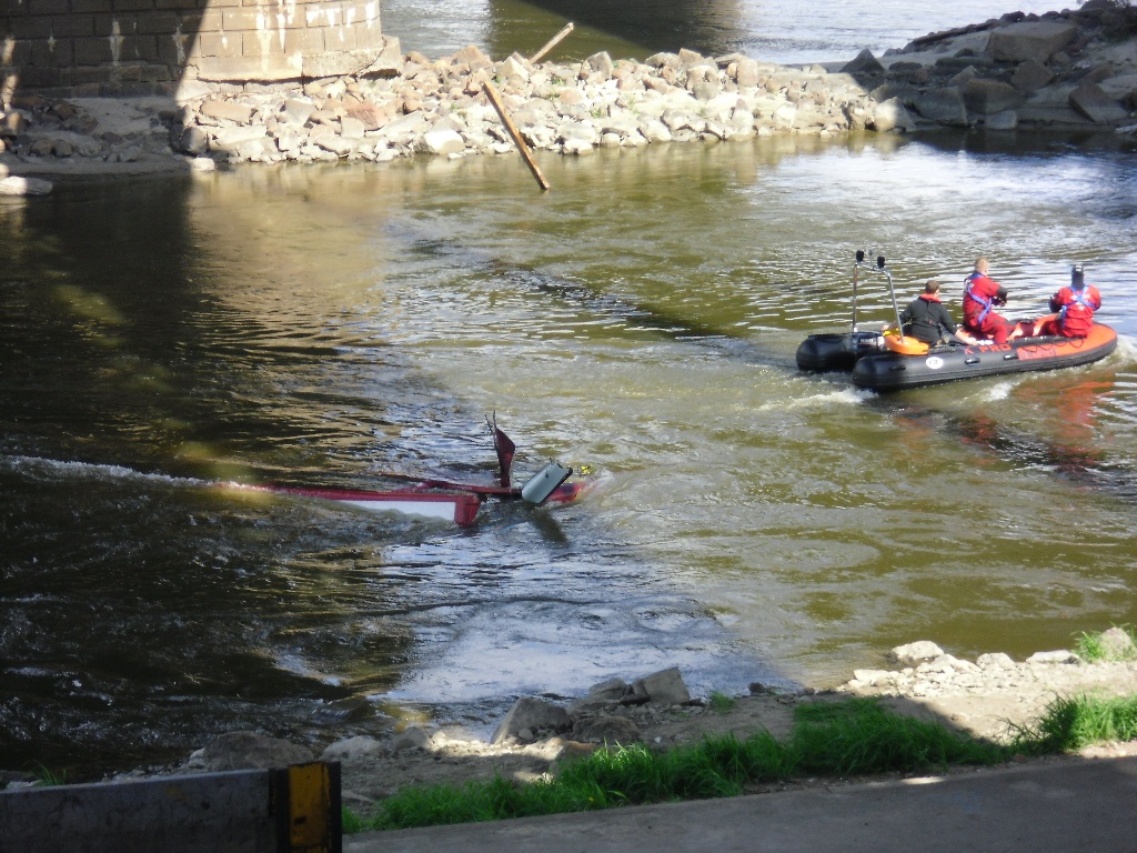 Podnoszenie angielskiego autobusu z Wisły - pierwsze podejście