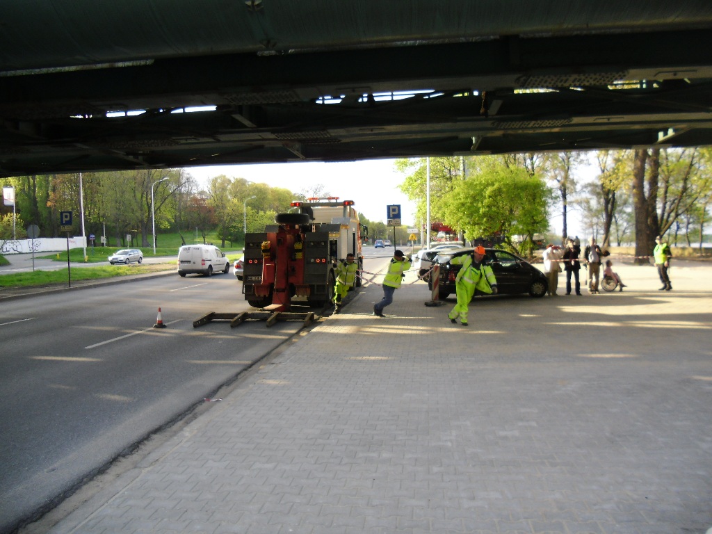 Przygotowanie do ciągnięcia autobusu londyńskiego do holownika 