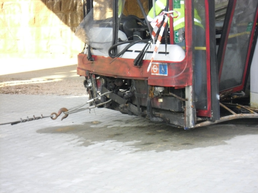 Przygotowanie do ciągnięcia autobusu londyńskiego do holownika 