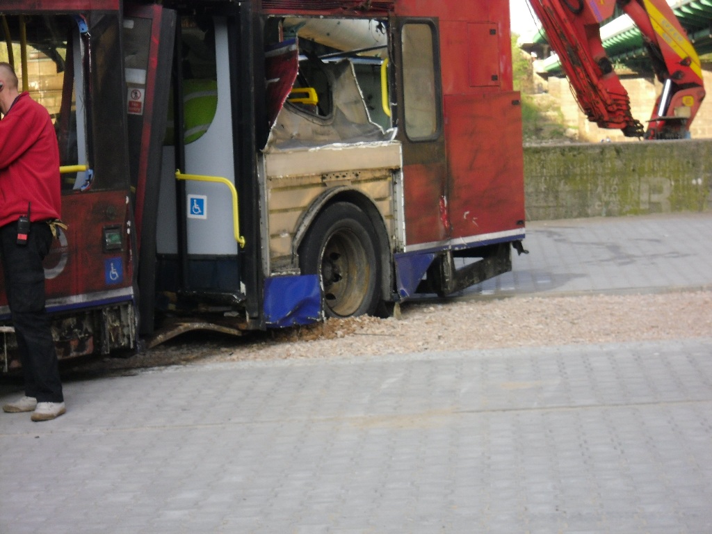 Widok jak zablokowane koła podniosły żwir na budowanej ścieżce rowerowej