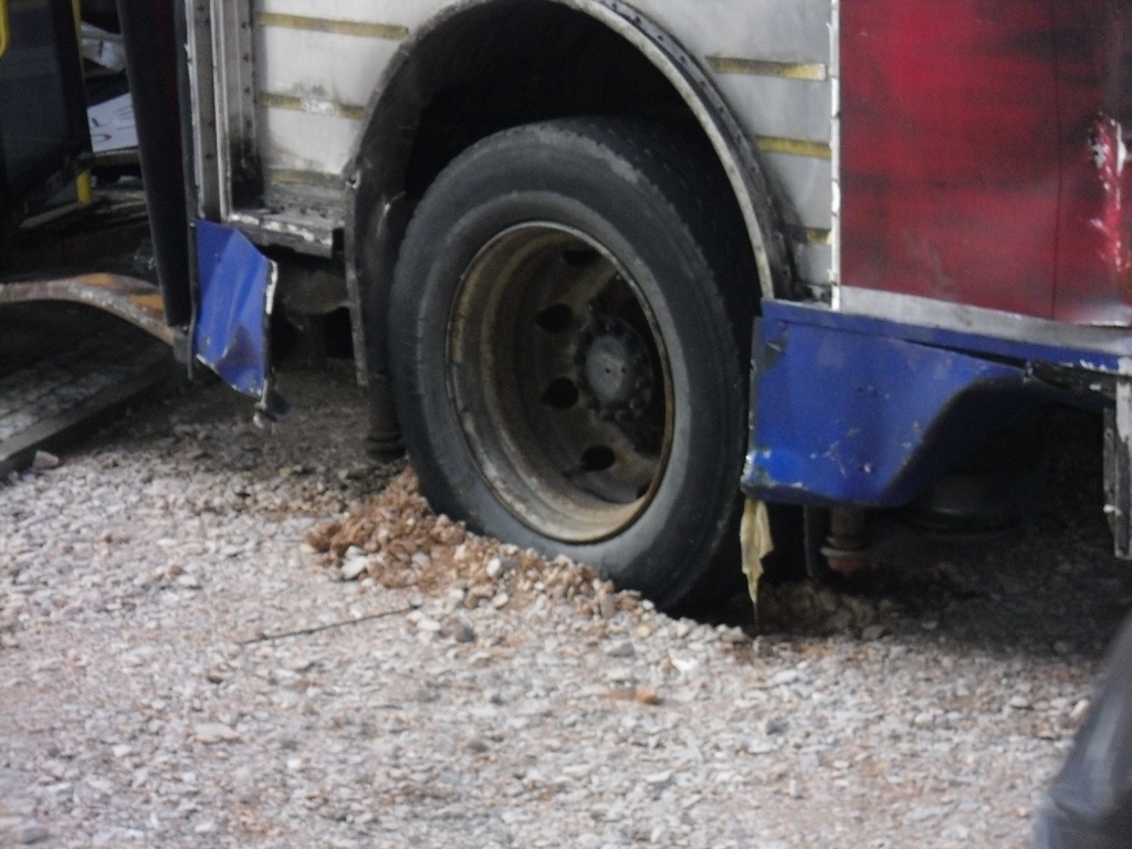 Widok jak zablokowane koła podniosły żwir na budowanej ścieżce rowerowej