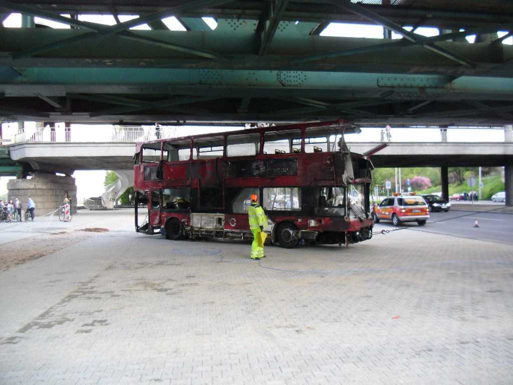 Przeciąganie autobusu do holownika