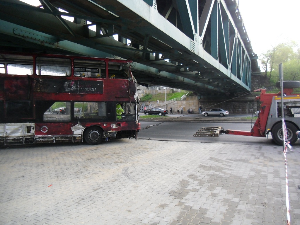 Przeciąganie autobusu do holownika