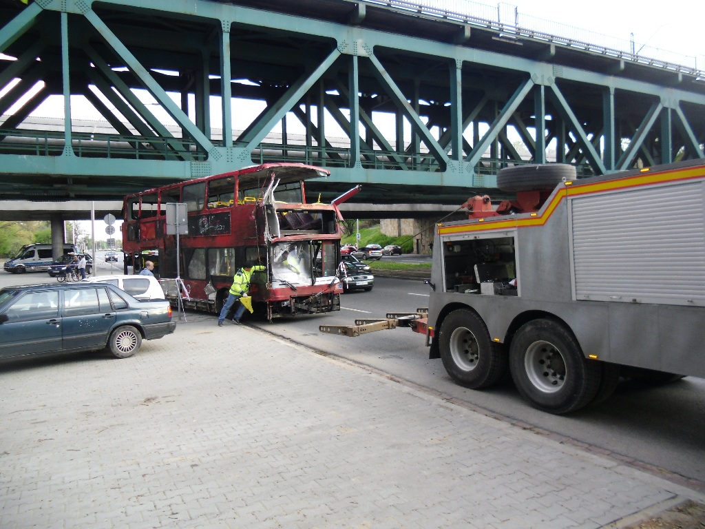 Przeciąganie autobusu do holownika