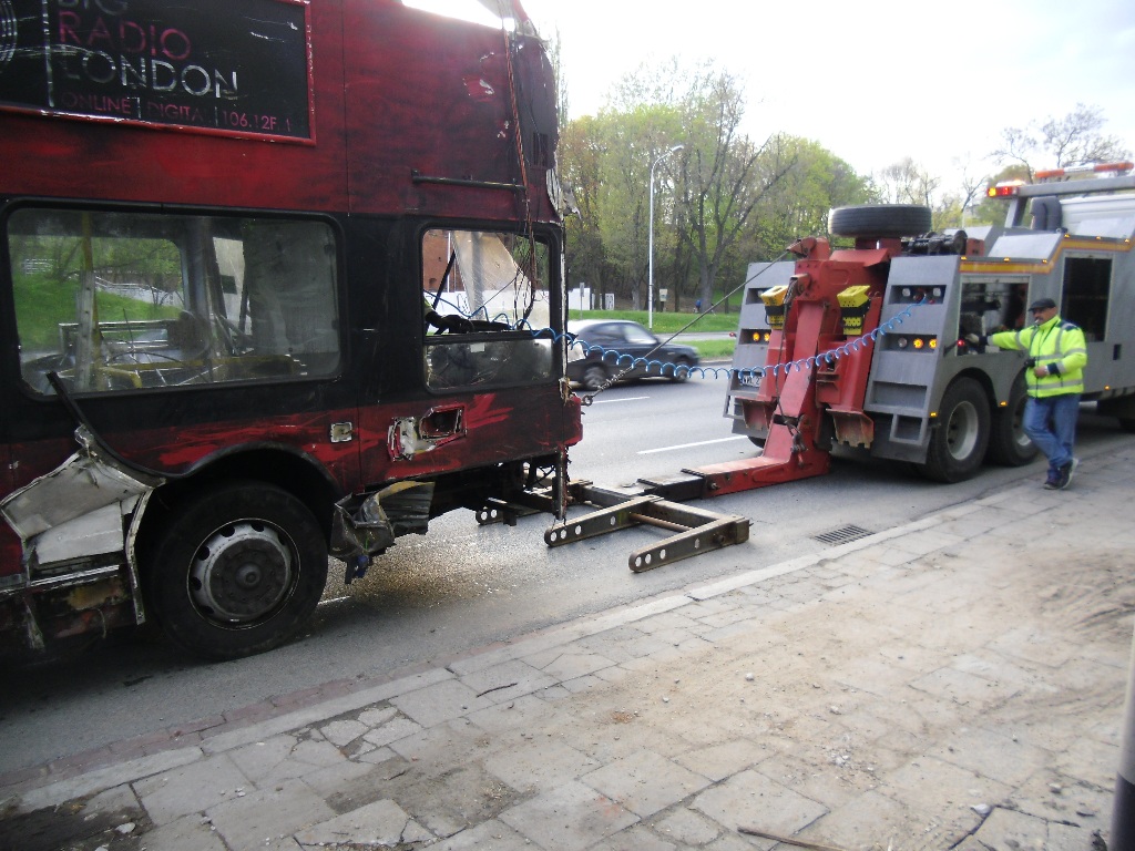 Przeciąganie autobusu do holownika