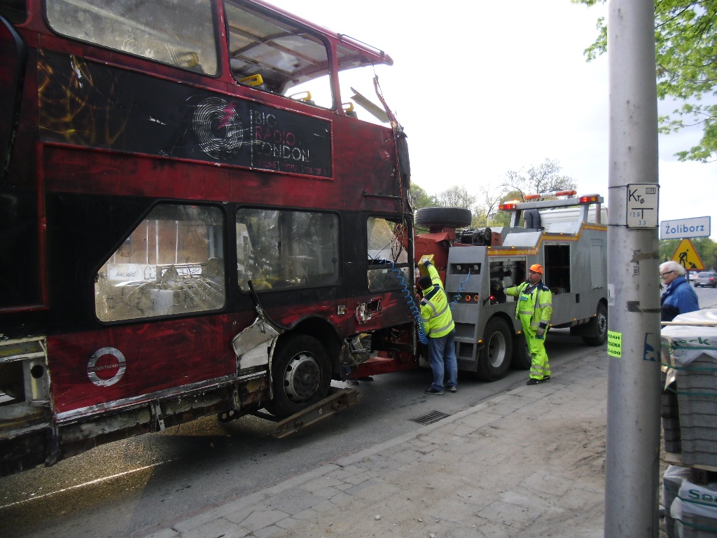 Przeciąganie autobusu do holownika