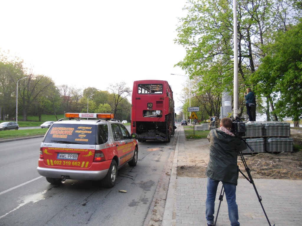 Konwój z angielskim autobusem - topielcem w drodze do Wołomina