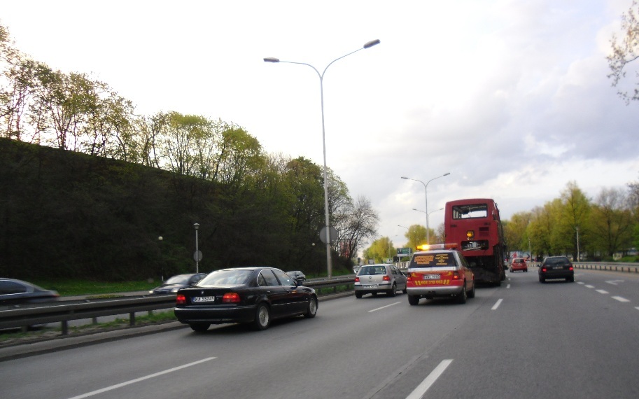 Konwój z angielskim autobusem - topielcem w drodze do Wołomina