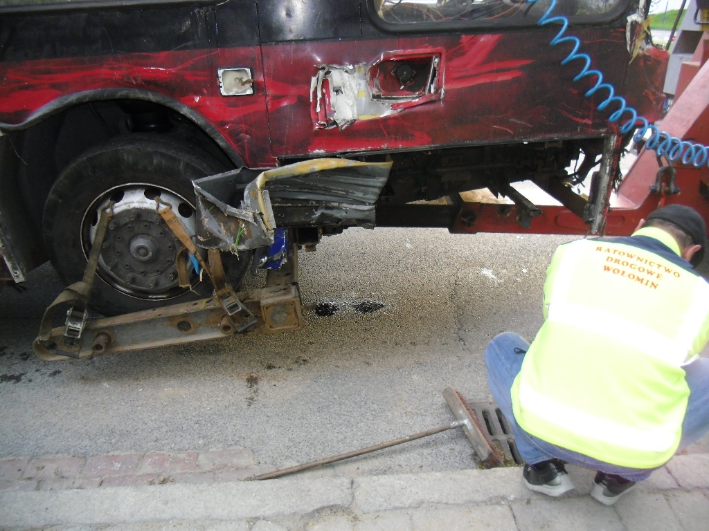 Olejowe plamy pod angielskim autobusem