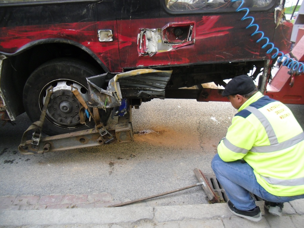 Zabezpiecznie plam oleju pod angielskim autobusem