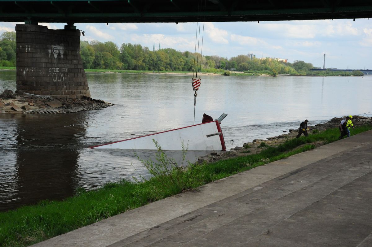 Podnoszenie angielskiego autobusu z Wisły - drugie podejście