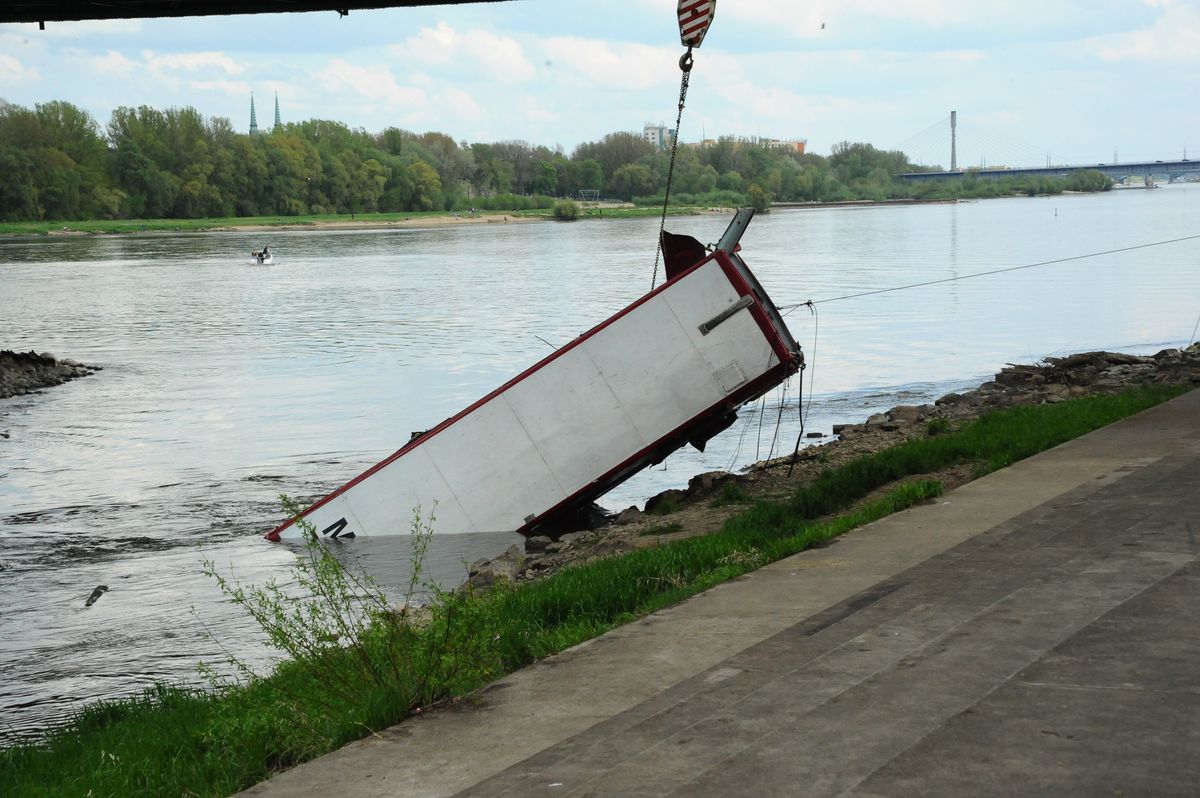 Podnoszenie angielskiego autobusu z Wisły - drugie podejście
