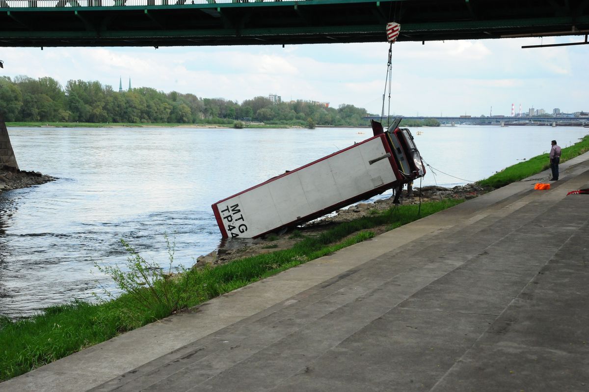 Podnoszenie angielskiego autobusu z Wisły - drugie podejście