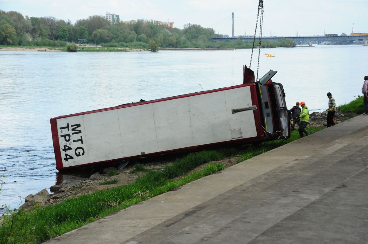 Podnoszenie angielskiego autobusu z Wisły - drugie podejście