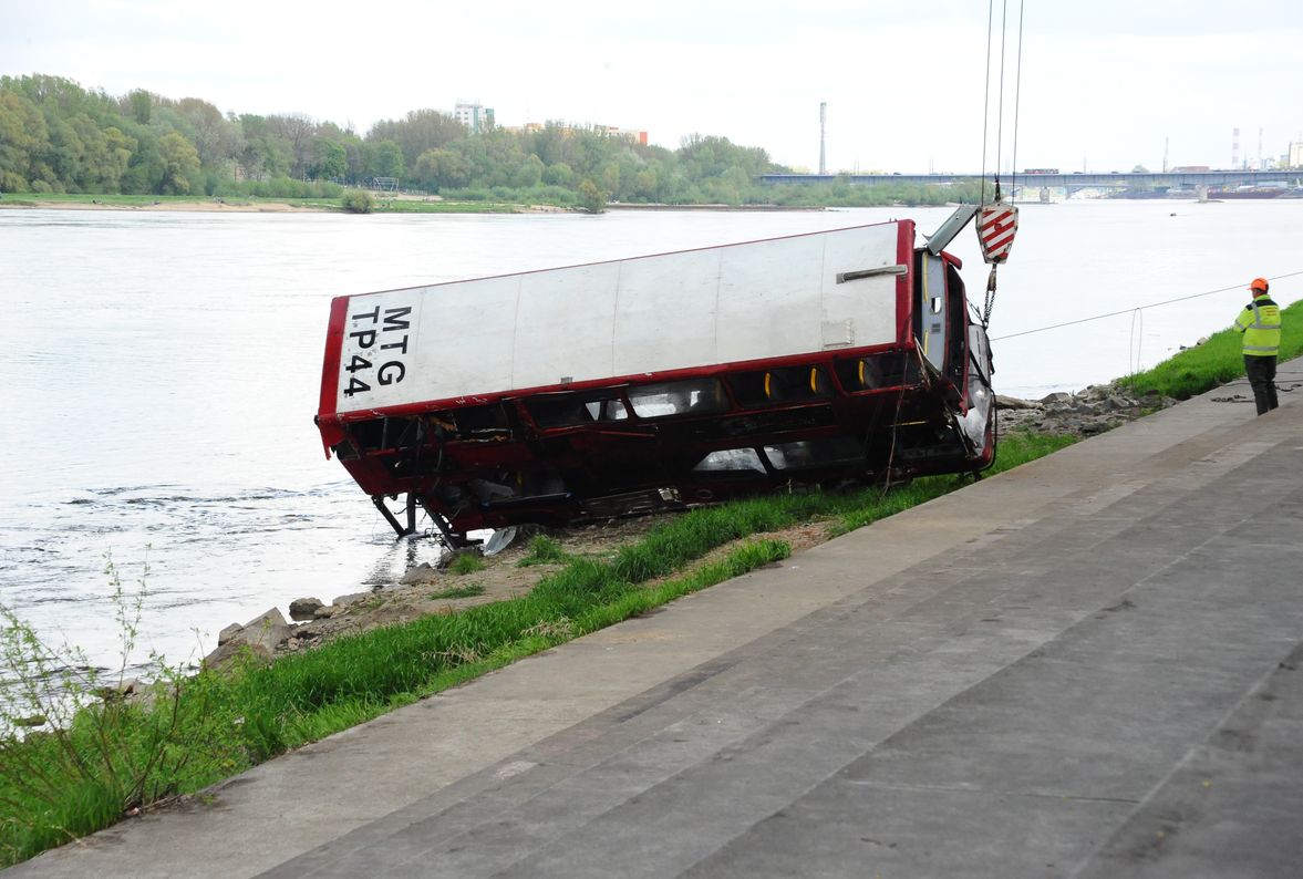 Podnoszenie angielskiego autobusu z Wisły - drugie podejście