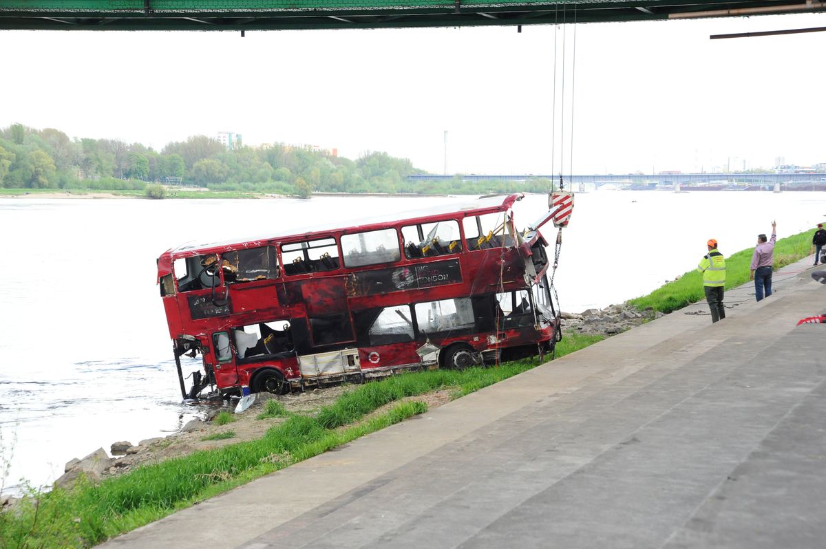 Podnoszenie angielskiego autobusu z Wisły - drugie podejście