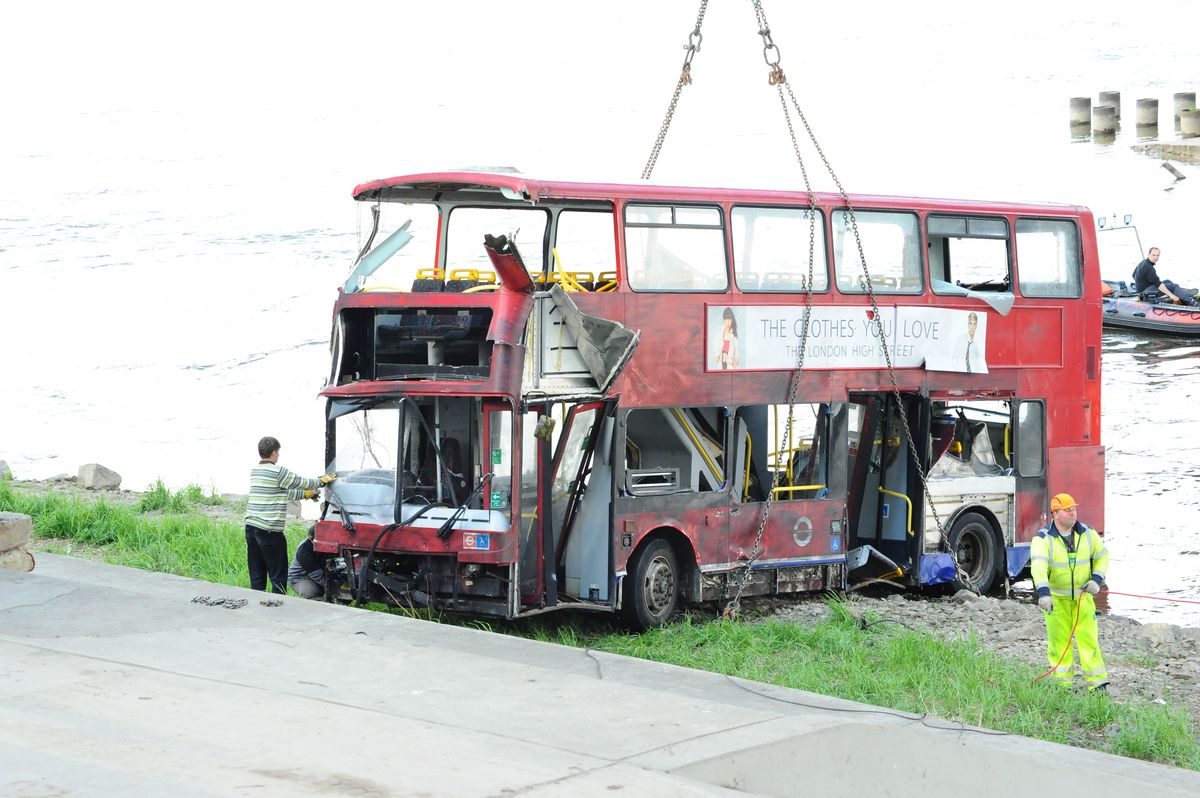 Podnoszenie angielskiego autobusu z Wisły - drugie podejście
