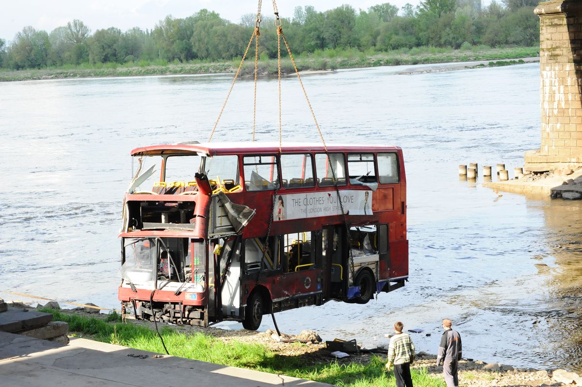 Podnoszenie angielskiego autobusu z Wisły - drugie podejście