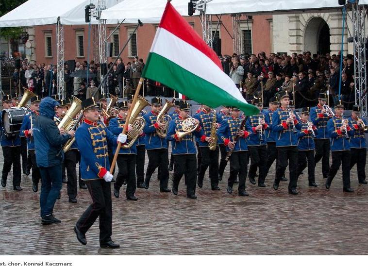 Główna Orkiestra Węgierskich Sił Obrony w Warszawie. 3 maja 2014 na Placu Zamkowym