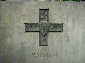 Krzyże Grunwaldu na nagrobkach Cmentarza Powstańców Warszawy