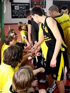 Koszykarze trenera Tomasz Fodera słuchają jego uwag