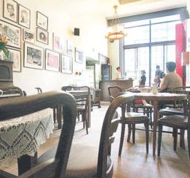 Na ścianach zawisło 45 fotografii artystów z epoki (Rzeczpospolita)