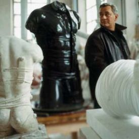 Igor Mitoraj w swojej pracowni w Pietrasancie, fot. Janusz Rosikoń (Zamek Królewski)