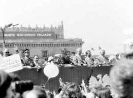 Towarzysze przyjmują obowiązkowy pochód pierwszomajowy (Warszawa w PRL)