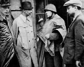 Zrupowanie Radosława na Woli, 3 sierpnia 1944. Od Lewej: mjr Wacław Janaszek "Bolek" - z-ca ppłk "Radosława"; gen. Tadeusz Bór"-Komorowski - Komendant AK; ppłk Jan Mazurkiewicz - "Radosław"; kpt. Ryszard Jamontt-K (Internet + własne zaangażowanie)