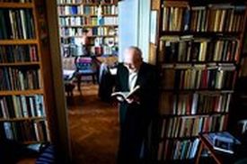 Wiktor Gomulicki w swoim żoliborskim mieszkaniu, Fot. Piotr Bernaś / AG (gazeta.pl)