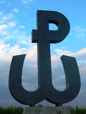 Symbol Polski Walczącej na Kopcu Powstania Warszawskiego przy ul. Bartyckiej
