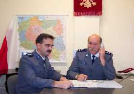 Od prawej: komendant KP Metro mł. insp. Wojciech Reszczyk i z-ca st. asp. Krzysztof Radzik (Komenda Stołeczna Policji)