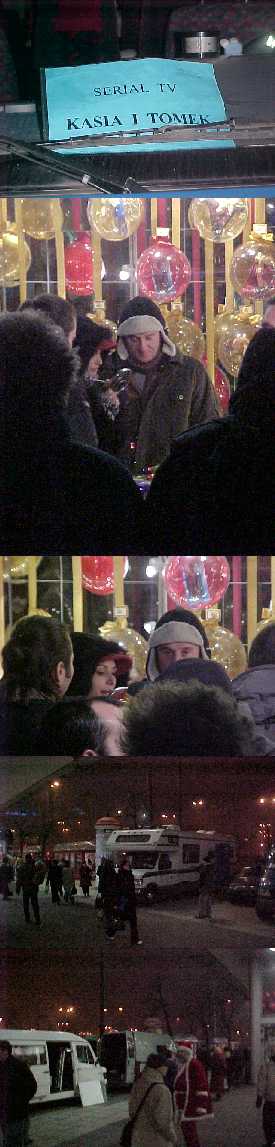 Kartka za szybą busa, aktorzy i widok na zastawiony chodnik (gazeta.pl)