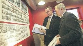 Michał Szczerba, wiceprzewodniczacy Rady Dzielnicy Wola (od lewej) i dr Marek Tarczyński oglądają plany rewitalizacji ulicy Chłodnej (Rzeczpospolita)